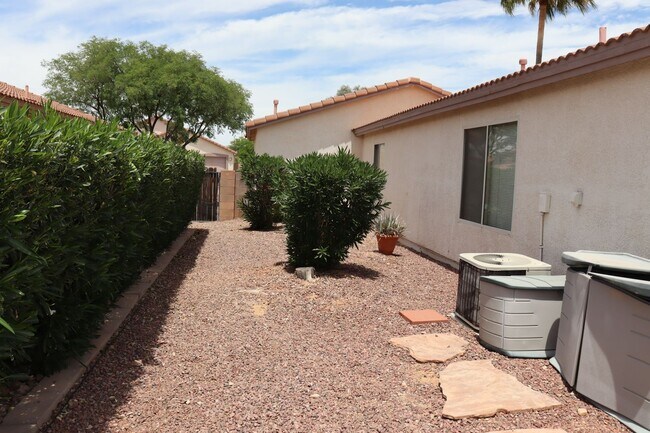 Building Photo - 4943 W Rosebay Dr