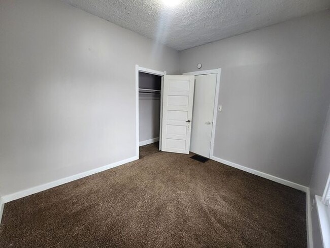 Building Photo - Charming 3-bedroom, 1-bath home with a bright living space, spacious bedrooms, and an easy-to-mai...