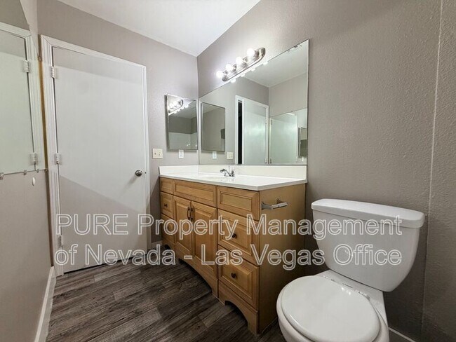 Building Photo - 1405 E Vegas Valley Dr