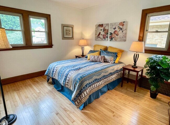 Building Photo - Beautiful  2 Bedroom + Den(3rd bedroom) Bungalow in Wauwatosa