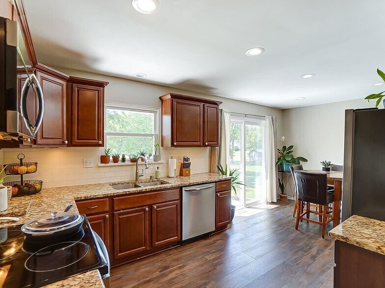 Building Photo - 1599 Yellowglen Dr