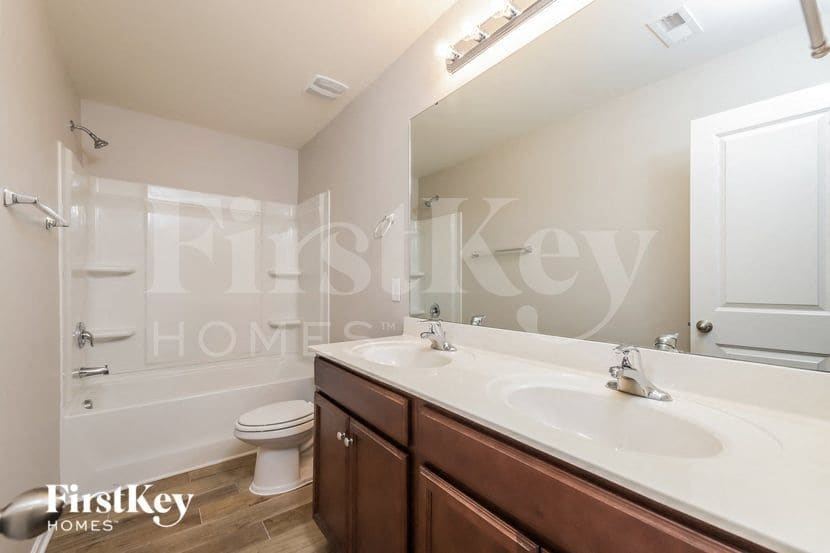 Building Photo - 1049 Solstice St