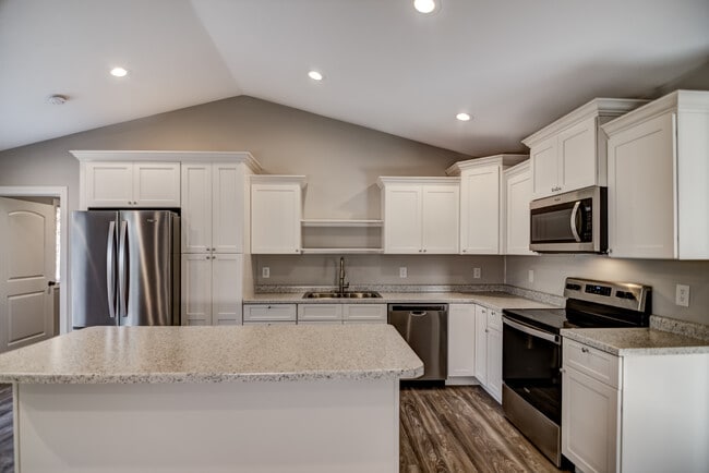 Building Photo - 3 Bedroom Town Home