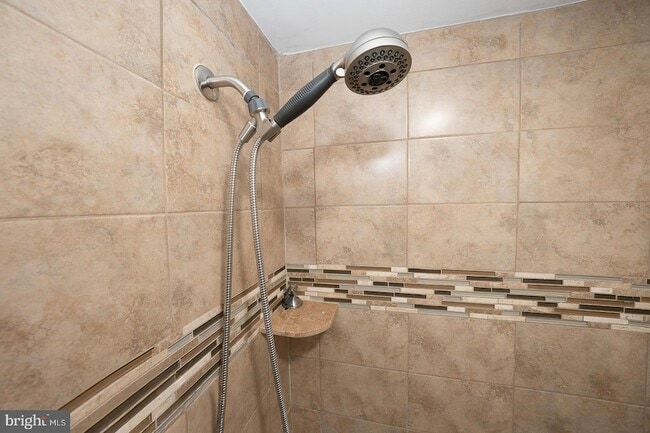 Building Photo - 227 E Hathaway Ln