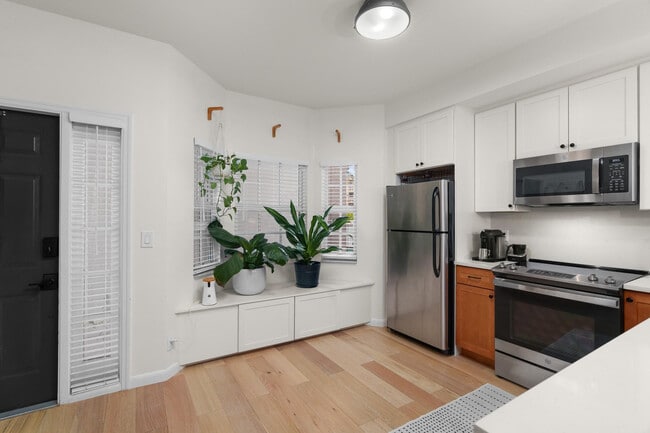 Building Photo - 1321 Bayview Dr