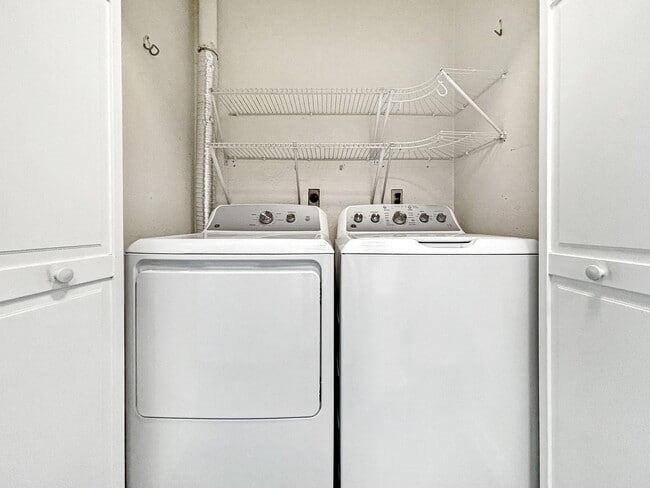 Building Photo - Stunning 2BD/2BA Condo in University Heigh...