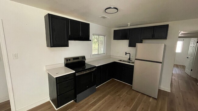 Building Photo - Spacious 4-Bed 2-Bath Home for Rent
