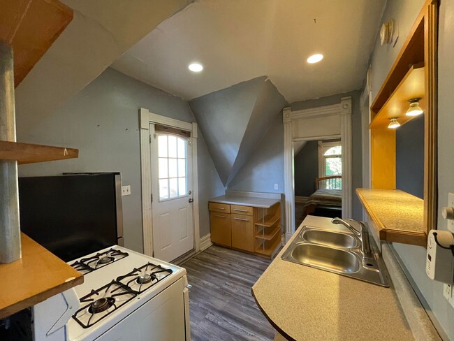 Building Photo - Cozy 1 bed/1 bath upstairs near the heart ...