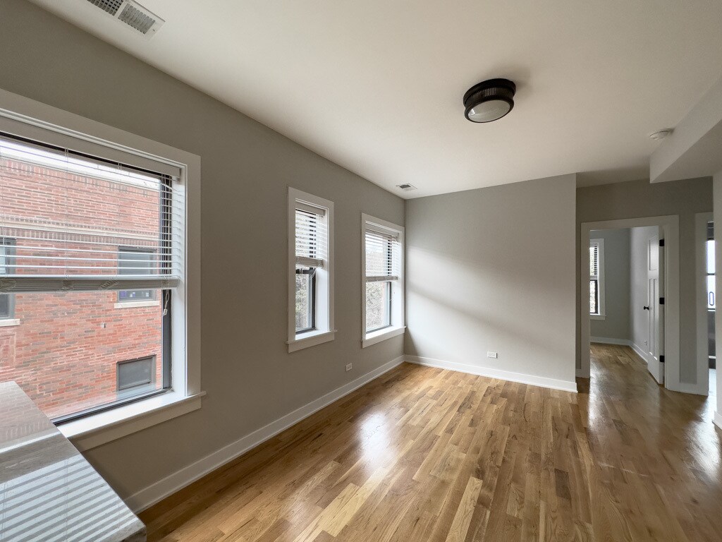 Building Photo - 2206 W Eastwood Ave