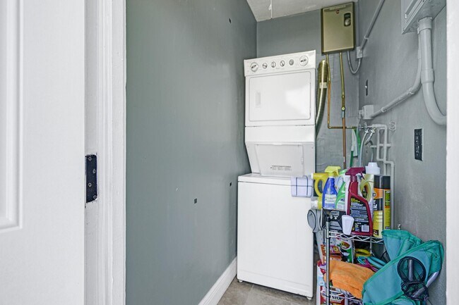 Building Photo - 1417 N Andrews Ave