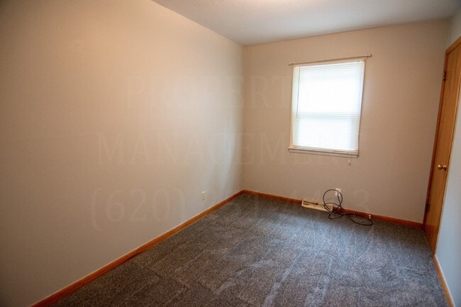 Building Photo - 4 Bedroom 2 Bath