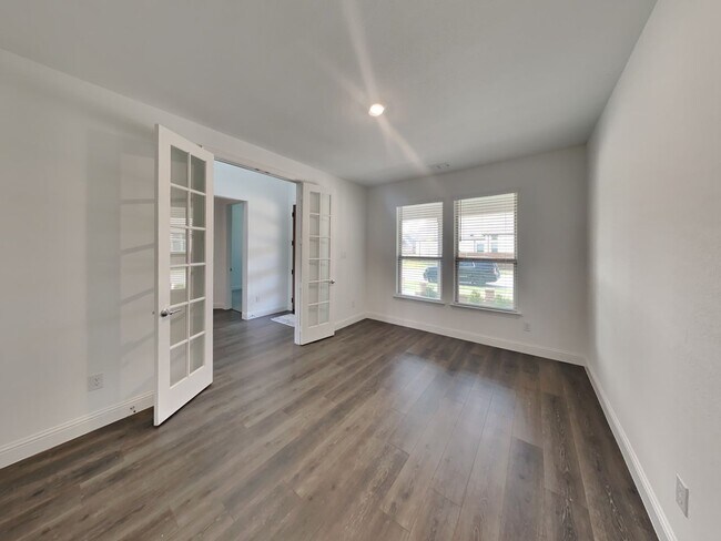 Building Photo - LIVING IN LUXURY! ½ off the first full month’s rent with move-in on or before 11/30/2025.