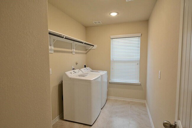 Building Photo - 1810 Bravos Manor Ln