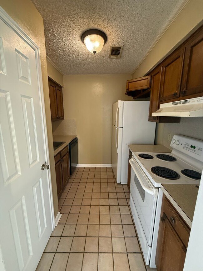 Building Photo - 1126-1128 Willow Creek Dr