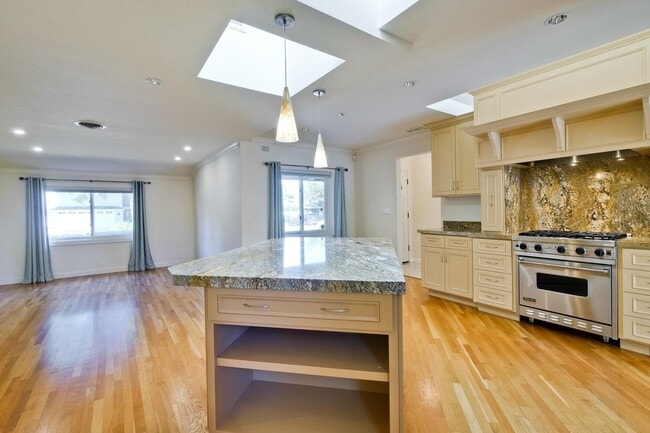 Building Photo - Beautiful 4 bedroom, 3 bath in desirable C...