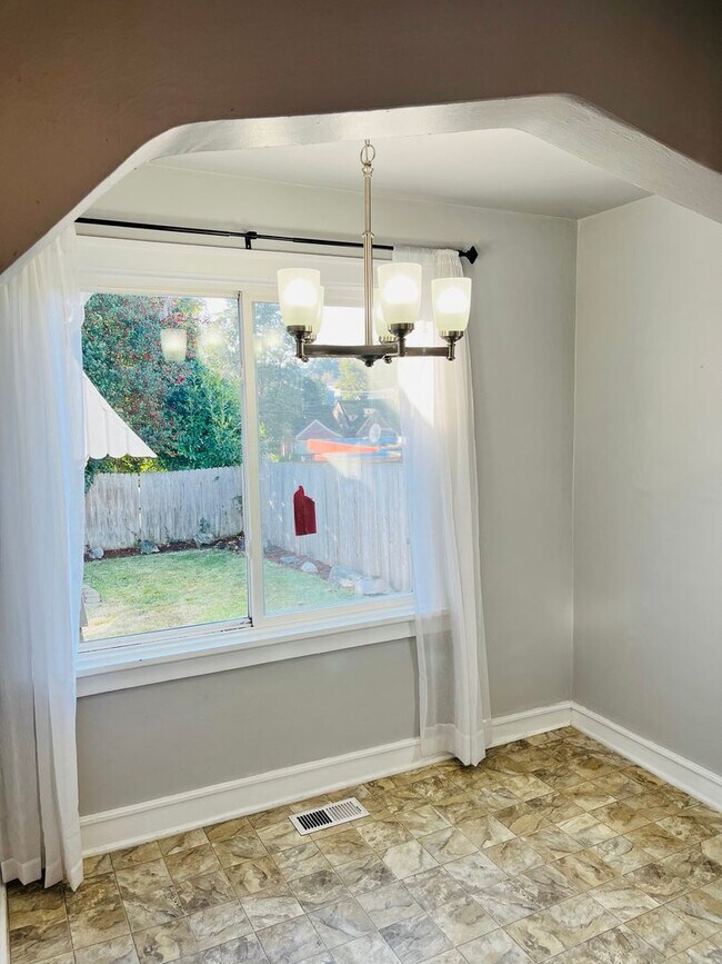 Building Photo - Charming West Bremerton Home