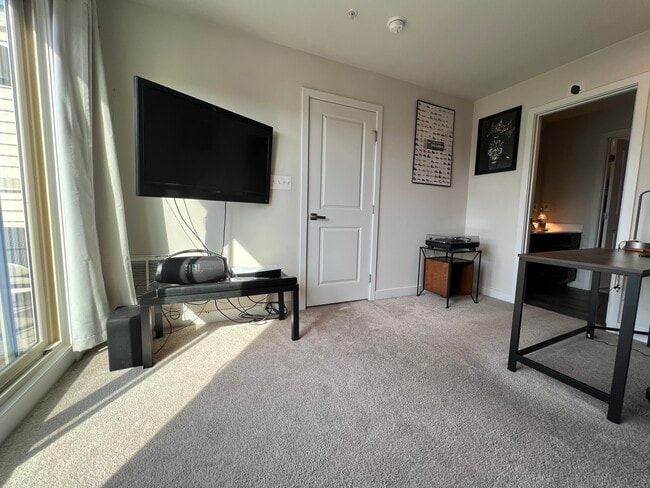 Building Photo - 214 S Newkirk St