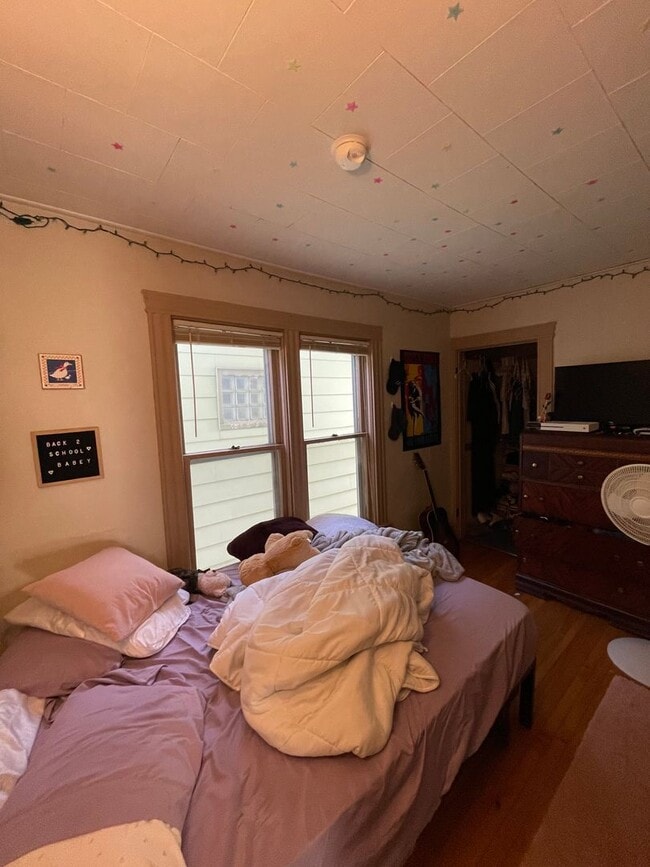 Building Photo - AVAILABLE JUNE 1st - 5 Bed, 2 Bath Home w/ Huge Enclosed Porch!