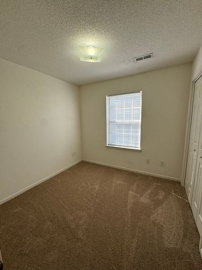 Building Photo - 147 Springwood Ln