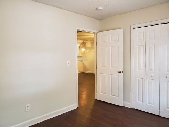 Building Photo - Gorgeous, like new with all stainless appliances!