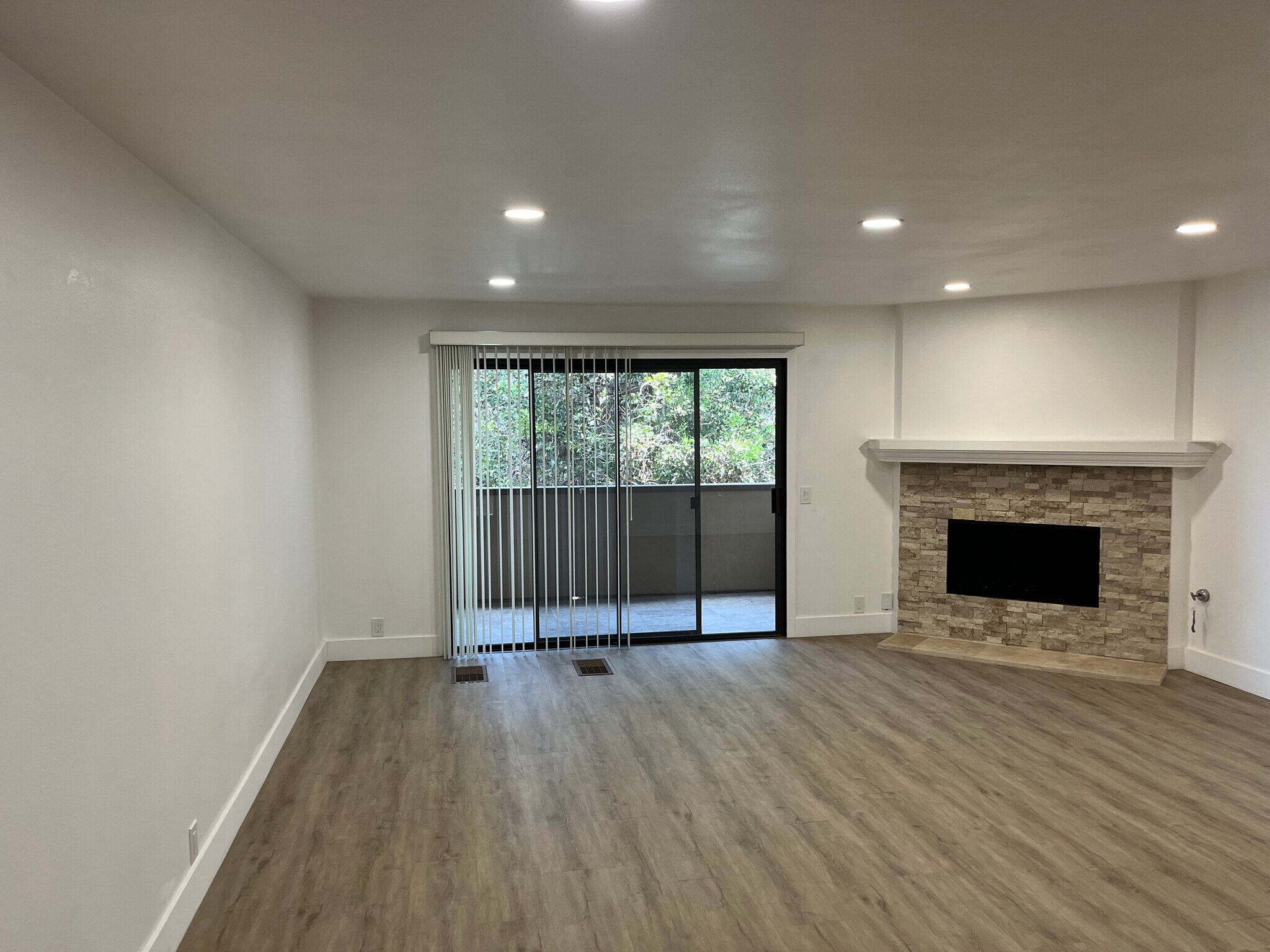 Building Photo - 8860 Villa La Jolla Dr