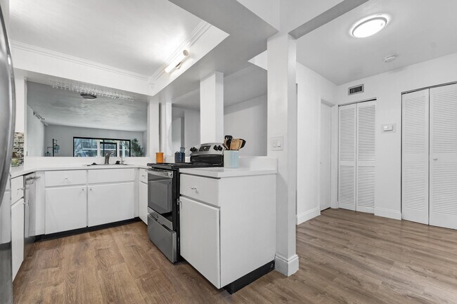 Building Photo - 7843 Willow Spring Dr