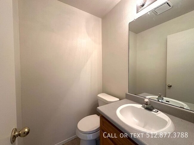 Building Photo - 2203 Creekside Ln