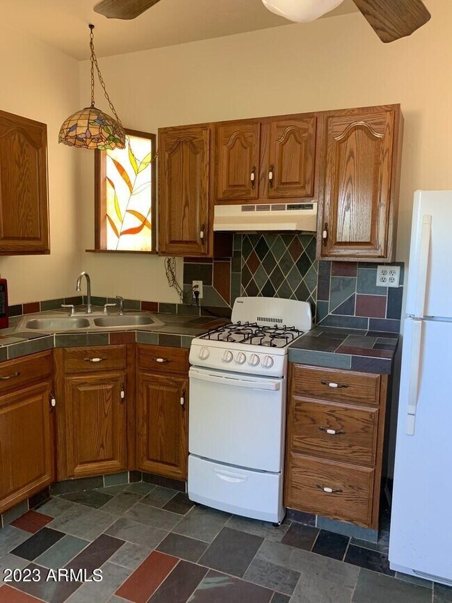 Building Photo - 912 E Allen St