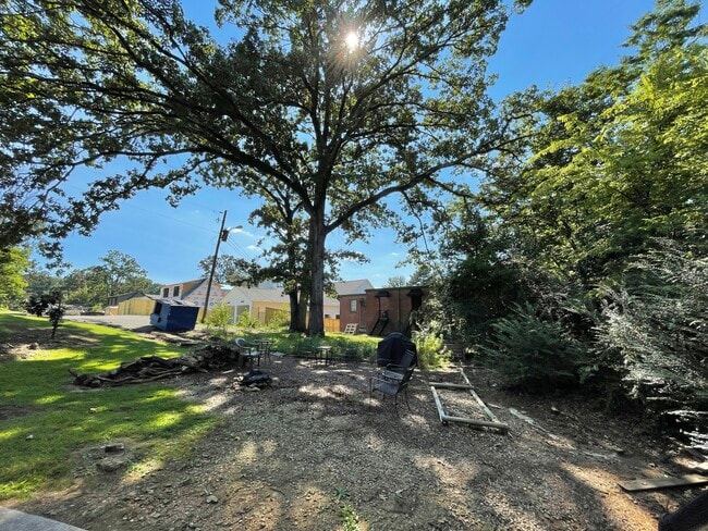 Shared backyard - 1900 Courtney Dr