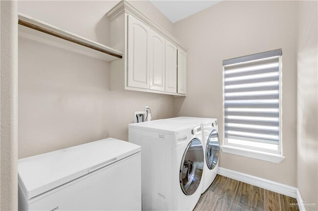 Building Photo - 33 Colvin Ave