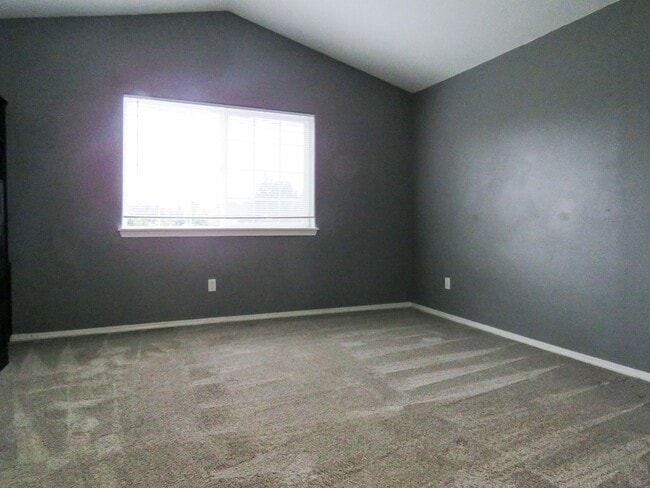 Building Photo - 2 Bedroom Plus Bonus Room - Tigard Townhom...