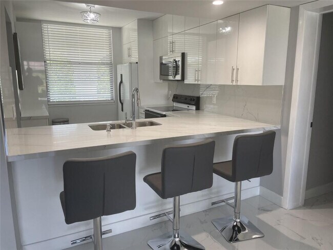 Building Photo - 1721 Whitehall Dr