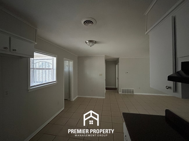 Building Photo - Spacious 4BR Home with Formal Dining, Fenced Yard & Garage in Southaven