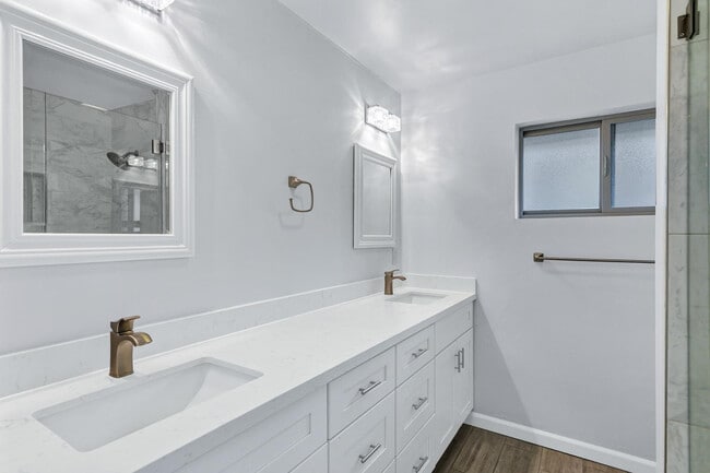 Building Photo - 3046 E Glenrosa Ave