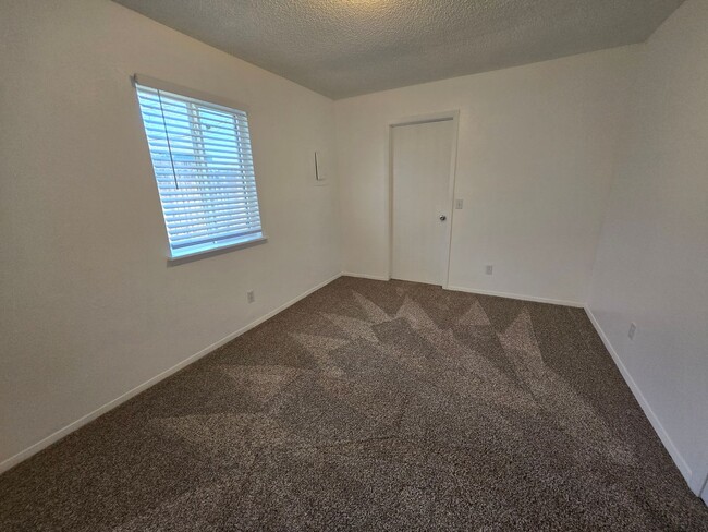 Building Photo - Move in ready!