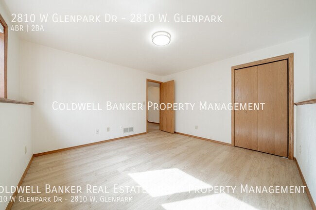 Building Photo - 2810 W Glenpark Dr