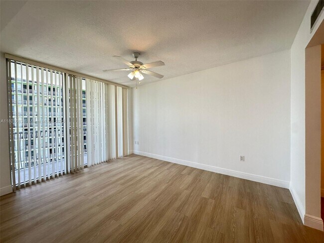 Building Photo - 1750 N Bayshore Dr