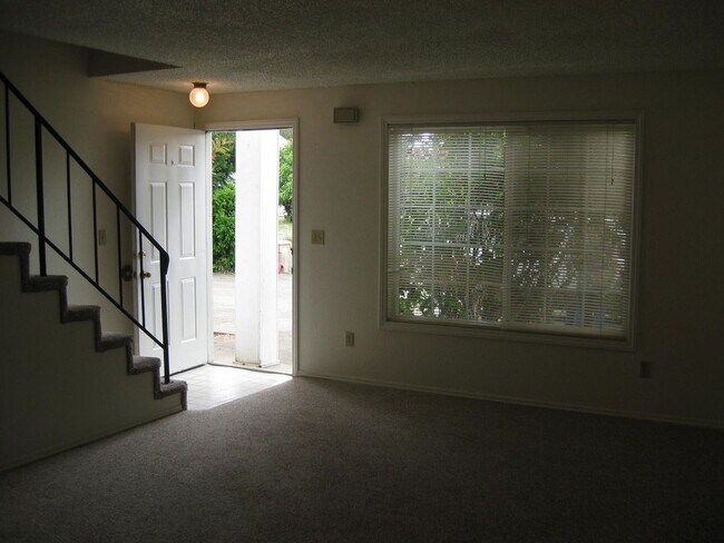 Building Photo - 2-Bedroom Townhouse in South Corvallis!