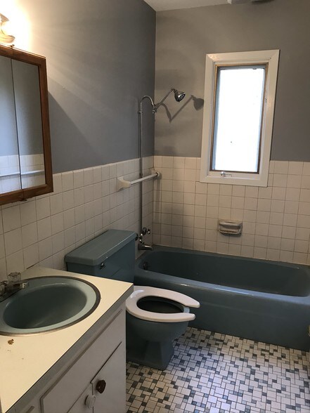 Upstairs Bathroom - 17379 Twin Lakes Rd NW