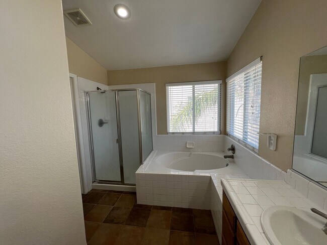 Building Photo - Large 4 bedroom located on a well maintained court!