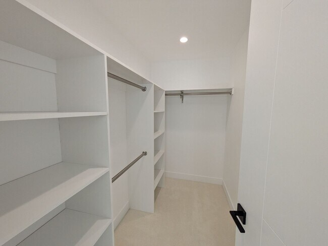 Building Photo - View of the Bay! 3 Bed 3.5 Bath with Garage!