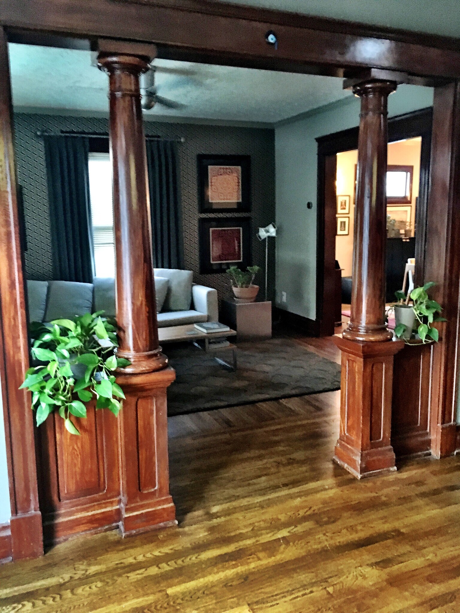 Amazing original wood pillars in the entry way - 565 Delta Avenue