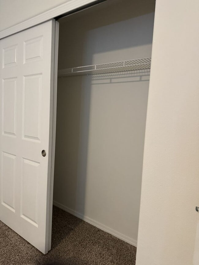 Building Photo - HARD TO FIND 4 BEDROOM