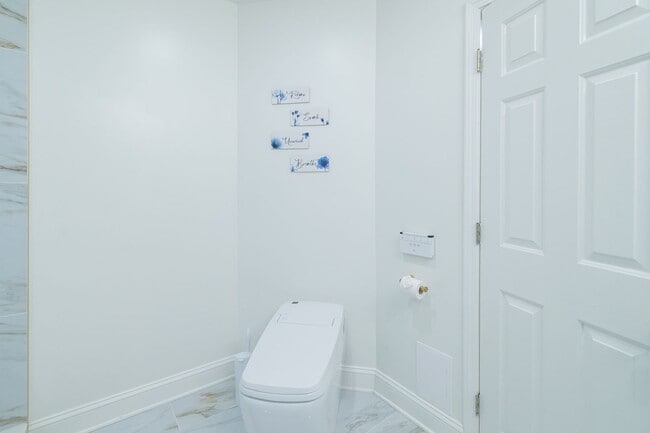 Building Photo - Spacious charmer in the heart of Dilworth ...