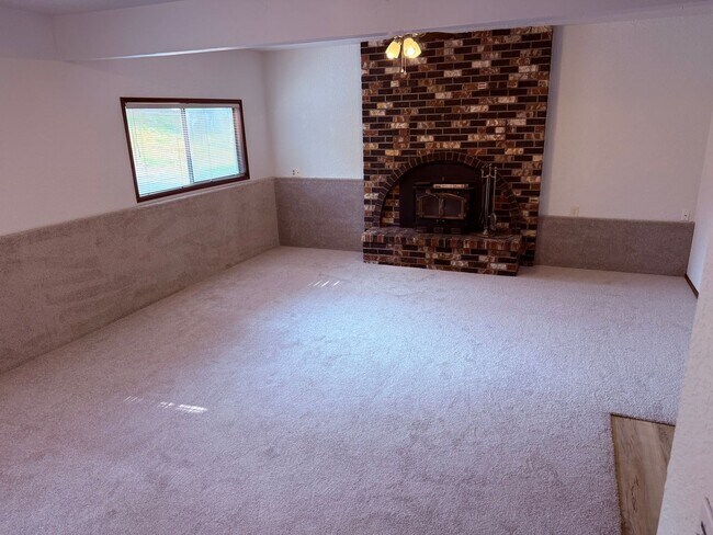 Building Photo - Large 3 BR 2.5 Bath Fenced Yard New Carpet...