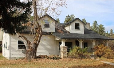 Building Photo - Large 5 bed 2.5 bath in peaceful county se...
