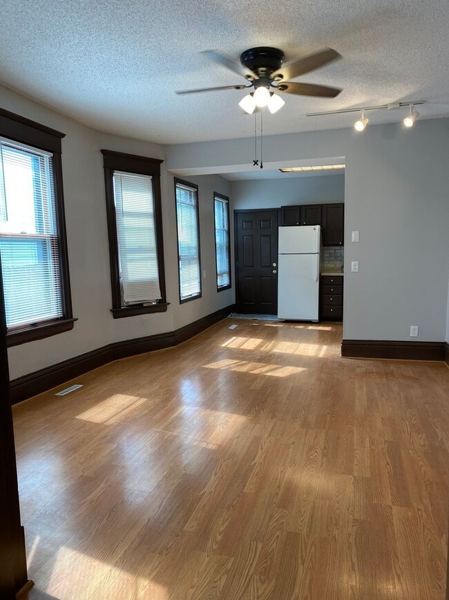 Building Photo - Spacious 2-Bed 1-Bath Unit Available in Minneapolis!