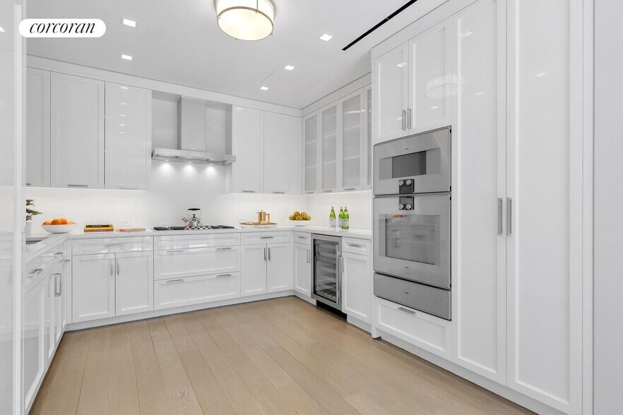 Building Photo - 40 E 72nd St