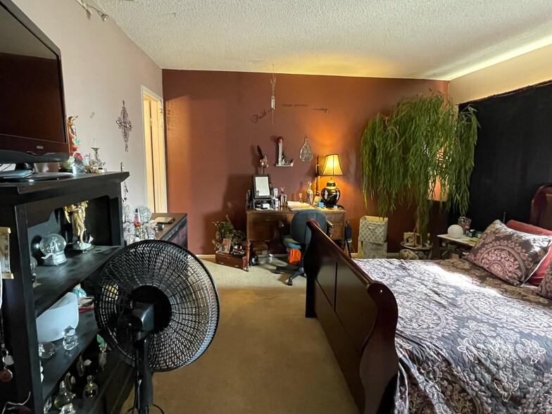 Master bedroom - 1103 W Francis St