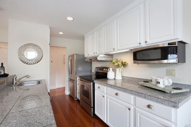 Building Photo - Updated and Bright 2 Bedroom Condo with Wr...